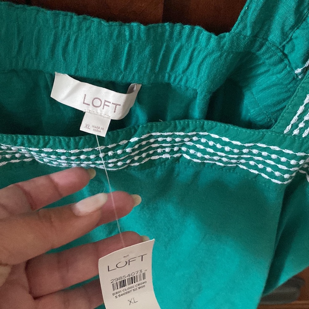 LOFT Green and white flutter sleeve top - Picture 2 of 10